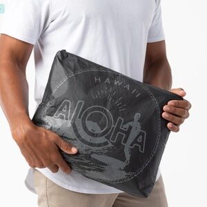 NWT - MAX POUCH Waikīkī Seal - Aloha Collection
